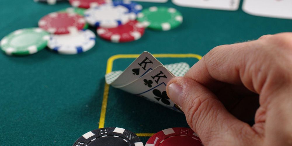 Cách bluff trong Poker HitClub khi nào nên tố và khi nào nên dừng